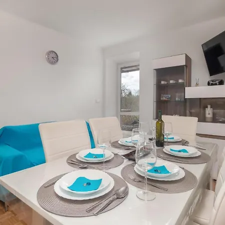 3 Bedroom Lovely In Апартаменты