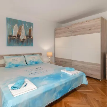 Апартаменты 3 Bedroom Lovely In Добринь