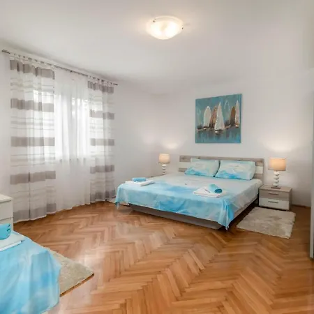 Апартаменты 3 Bedroom Lovely In *