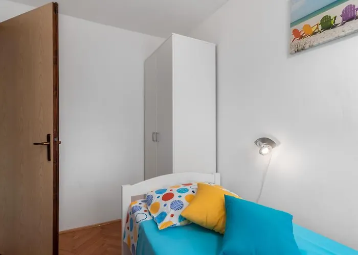 3 Bedroom Lovely In Διαμέρισμα Dobrinj